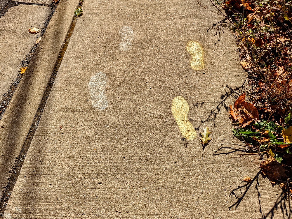 Footprint trail markers towards Cucumber Falls