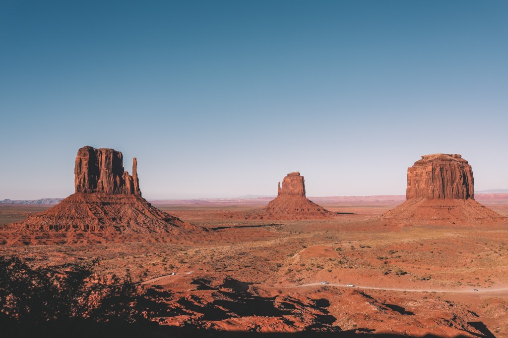 First Time Guide to Visiting Monument Valley | Monument Valley Scenic Loop Drive #simplywander #monumentvalley #utah #arizona