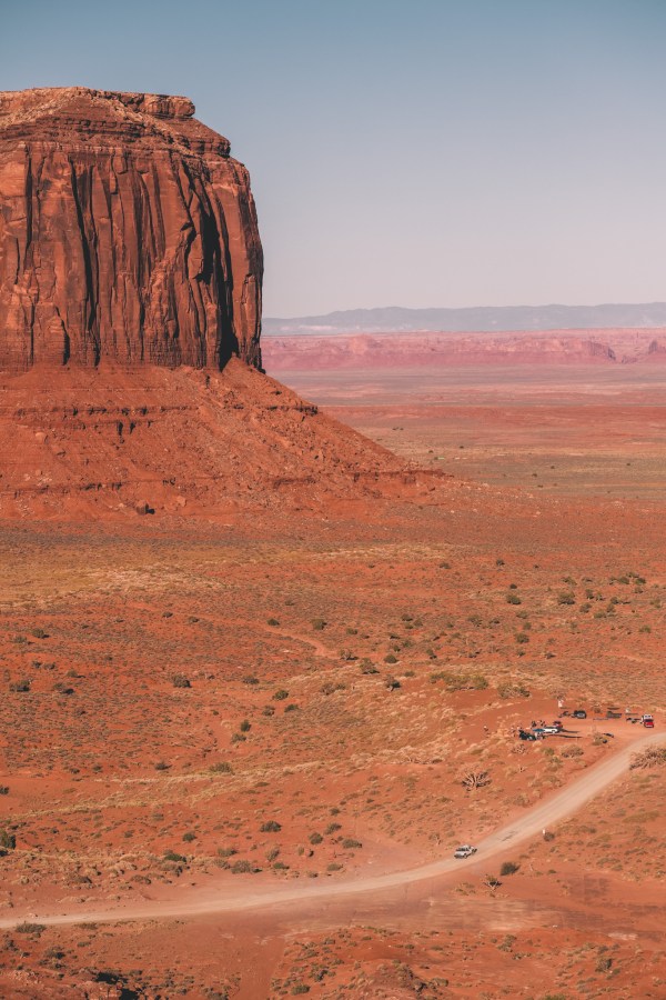 First Time Guide to Visiting Monument Valley | Monument Valley Scenic Loop Drive #simplywander #monumentvalley #utah #arizona