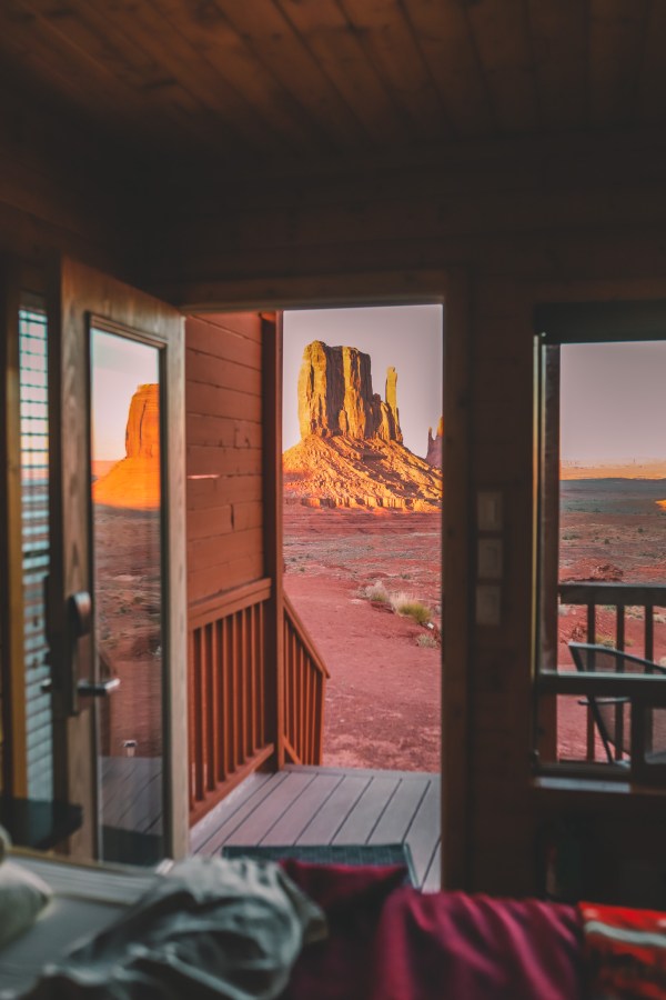 First Time Guide to Visiting Monument Valley | The View Cabins #simplywander #monumentvalley #utah #arizona