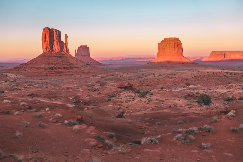 First Time Guide to Visiting Monument Valley | The View Cabins #simplywander #monumentvalley #utah #arizona