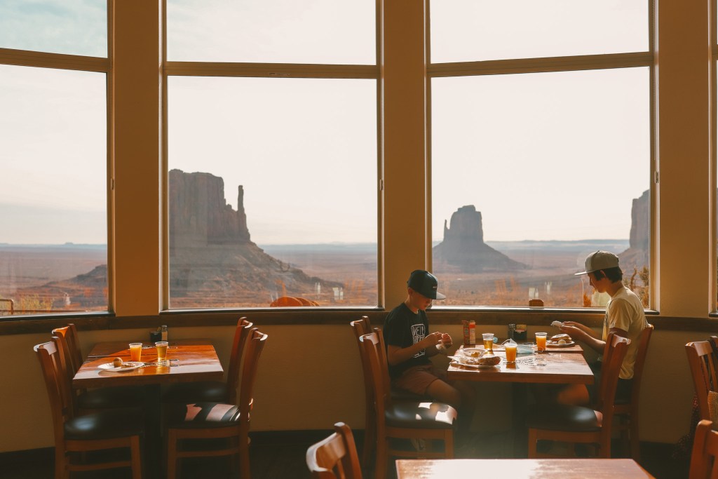 First Time Guide to Visiting Monument Valley | The View Hotel Restaurant #simplywander #monumentvalley #utah #arizona